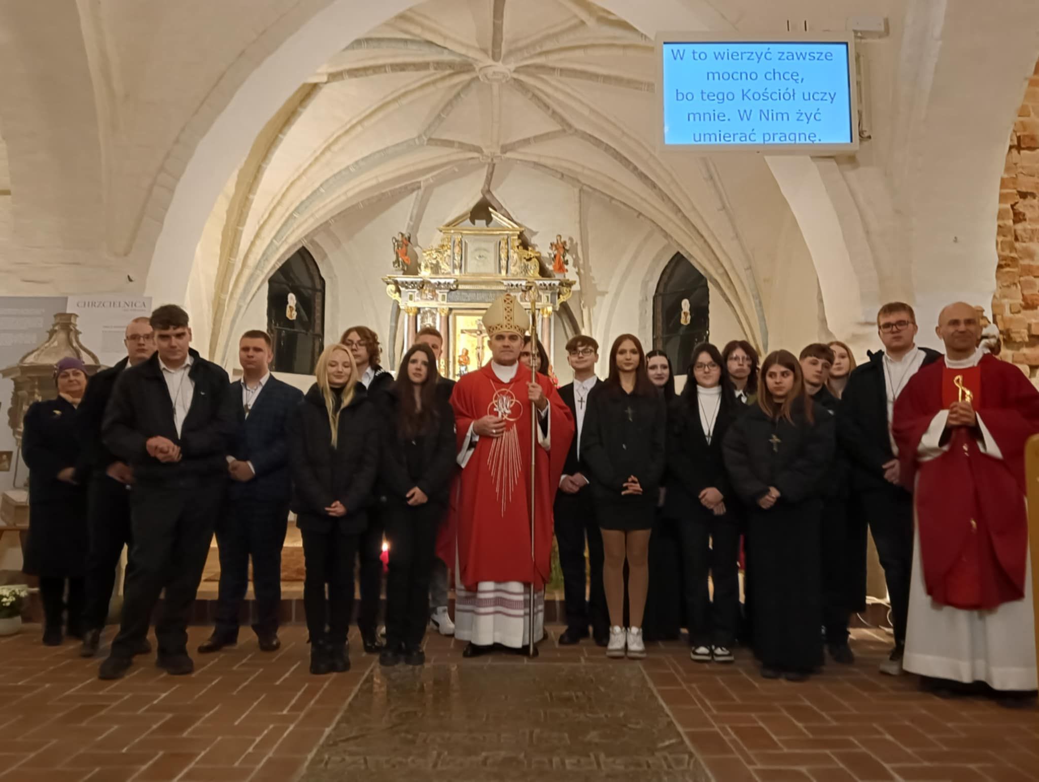 Młodzież naszej parafii otrzymała Sakrament Bierzmowania